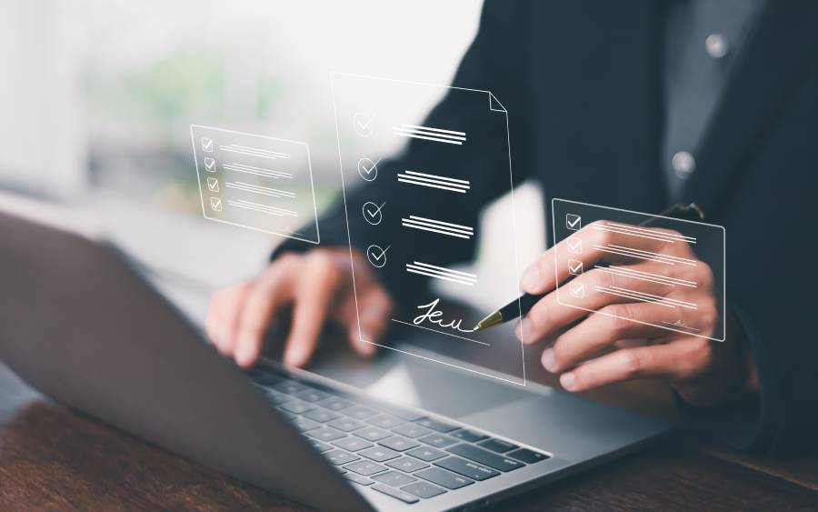 Homem assinando documento online