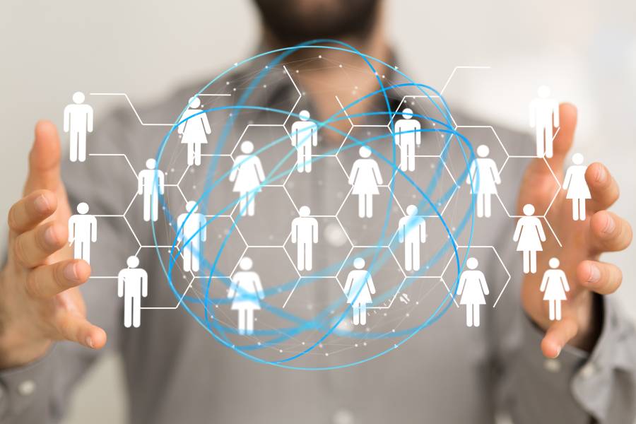 Ilustração de pessoas conectadas em rede entre mãos, simbolizando reestruturação de carreiras dentro de uma organização.