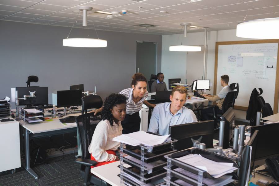 Equipe realizando gest&atilde;o de conv&ecirc;nios na administra&ccedil;&atilde;o p&uacute;blica com an&aacute;lise de documentos e acompanhamento de processos.