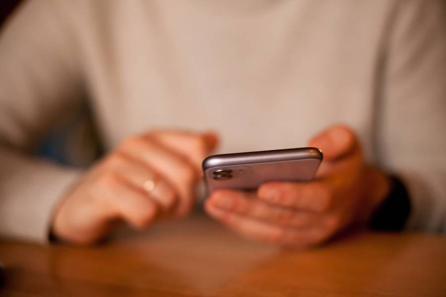 Pessoa consultando informações sobre margem consignado do servidor público em aplicativo no celular.
